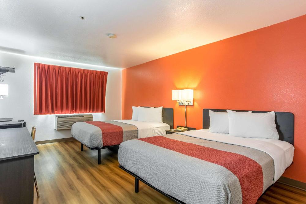 Queen Room with Two Queen Beds - Smoking interior