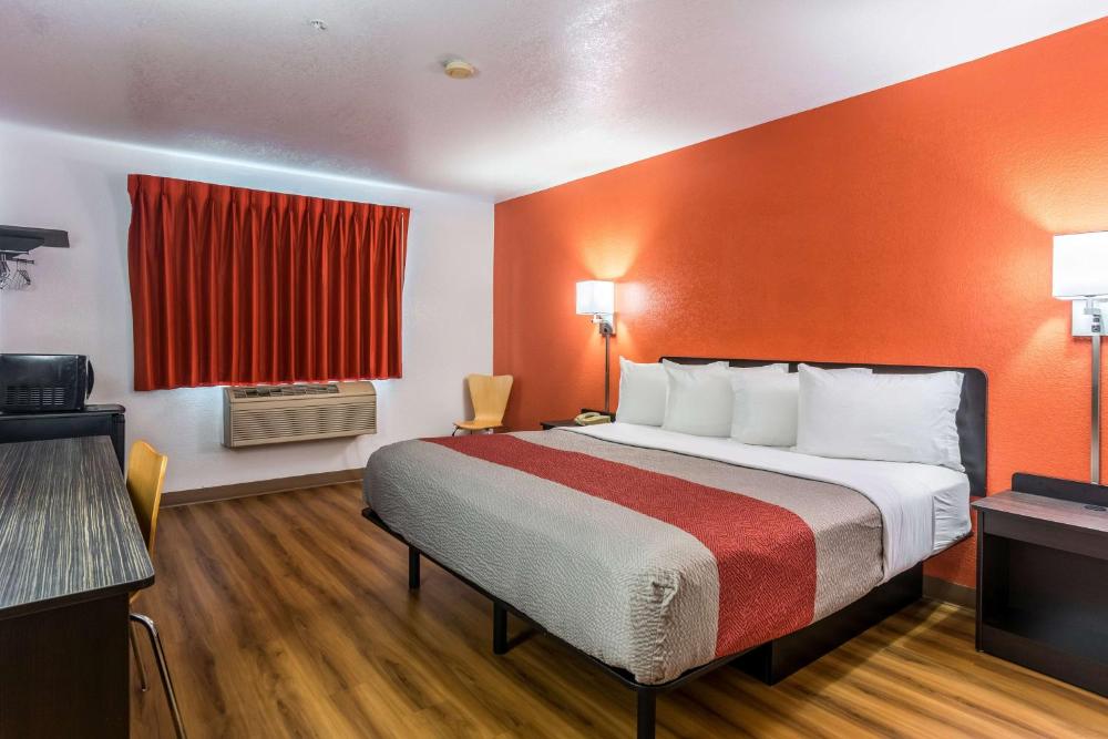 King Room - Non-Smoking interior